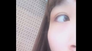 大胸学妹趁着宿舍没有其它人玩直播逼逼随便揉几下就出淫水了