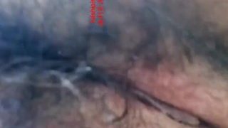 女大学生大白天午休时间跑到教室里露出自慰,胆子真大。想让男同学干她