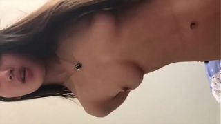 约炮高颜值女神，直接在肯德基的洗手间打炮，好刺激，外面人来人往的，回到酒店又打了一炮，今天算是被她吸干了，中国美女露脸