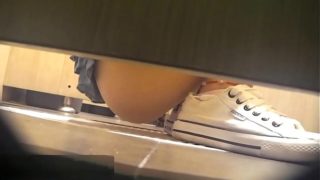seyou19.com@牛人潜入商场隔板女厕侧拍黑丝美眉阴唇有很多分泌物