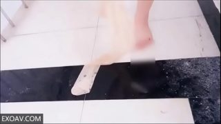 超卡哇伊网红美少女三寸萝莉之楼道露出潮吹 LO裙真空丝袜塞跳蛋 楼梯道香蕉自慰呻吟潮吹