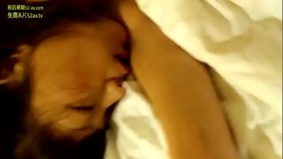 SODJAV成人網：氣質漂亮的美少婦喝醉後被帶到酒店脫光衣服準備啪啪時突然醒了要走,手腳發軟又睡過去了sodjav.com