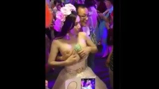 台湾swag极品大学时期的性感校花女神新婚时挡着母亲大众的面脱婚纱玩大奶子自拍