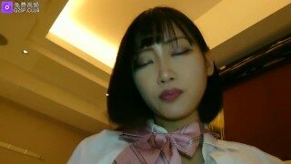 国产小伙把可爱 气质的嫩嫩小美女带到家里尽情享受制服迷人不脱就上手揉捏玩弄屁股又大又圆啪啪太爽