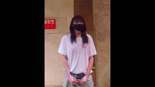 少女♂在楼道里从齐逼小短裤中掏出大肉棒露出自慰射精